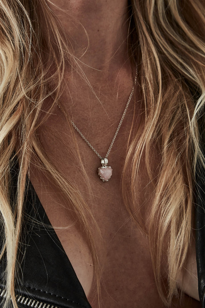 LOVE CLAW NECKLACE ROSE QUARTZ