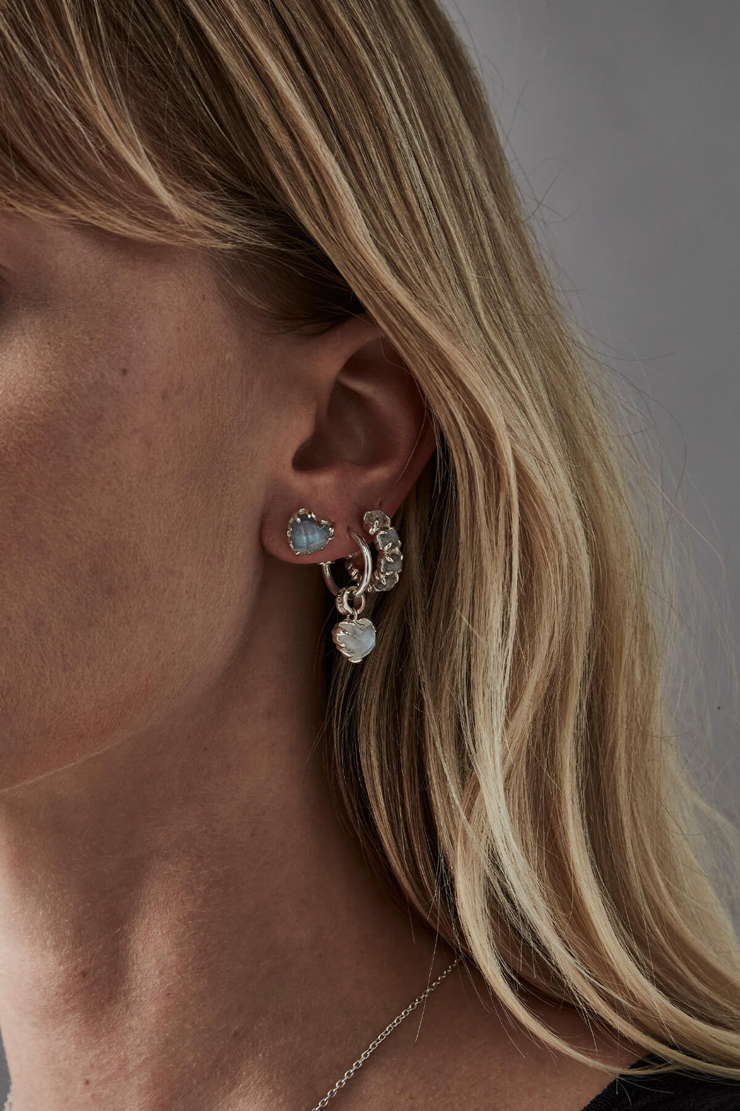 LOVE CLAW ANCHOR EARRING MOONSTONE