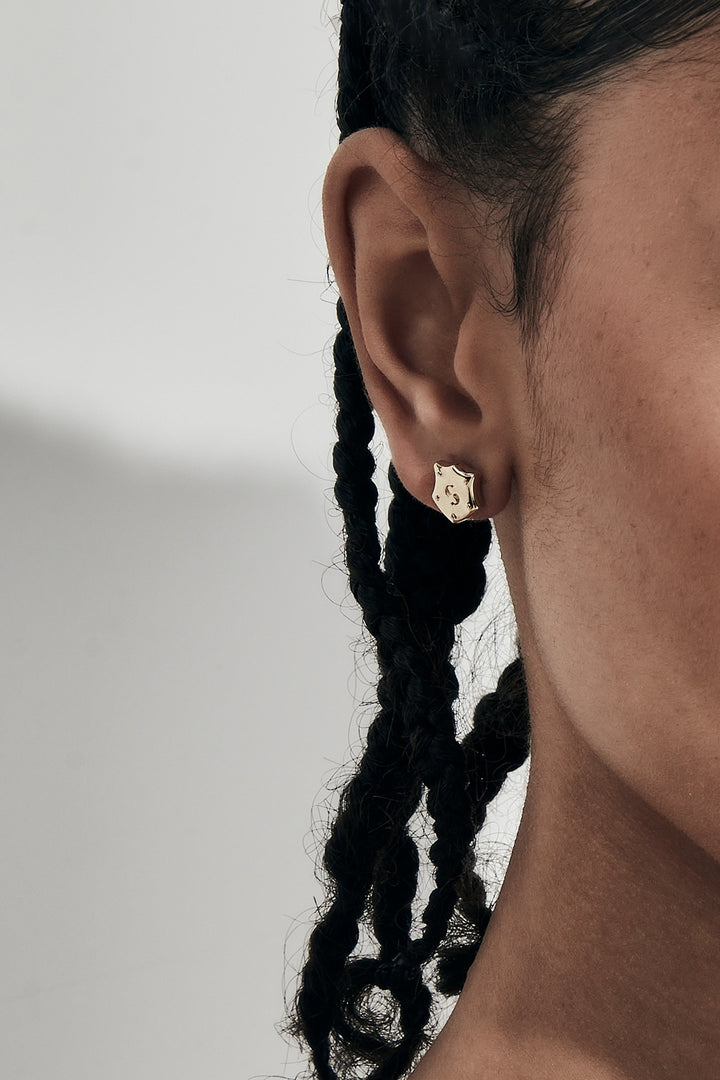 SHIELD STUD EARRINGS GOLD PLATED
