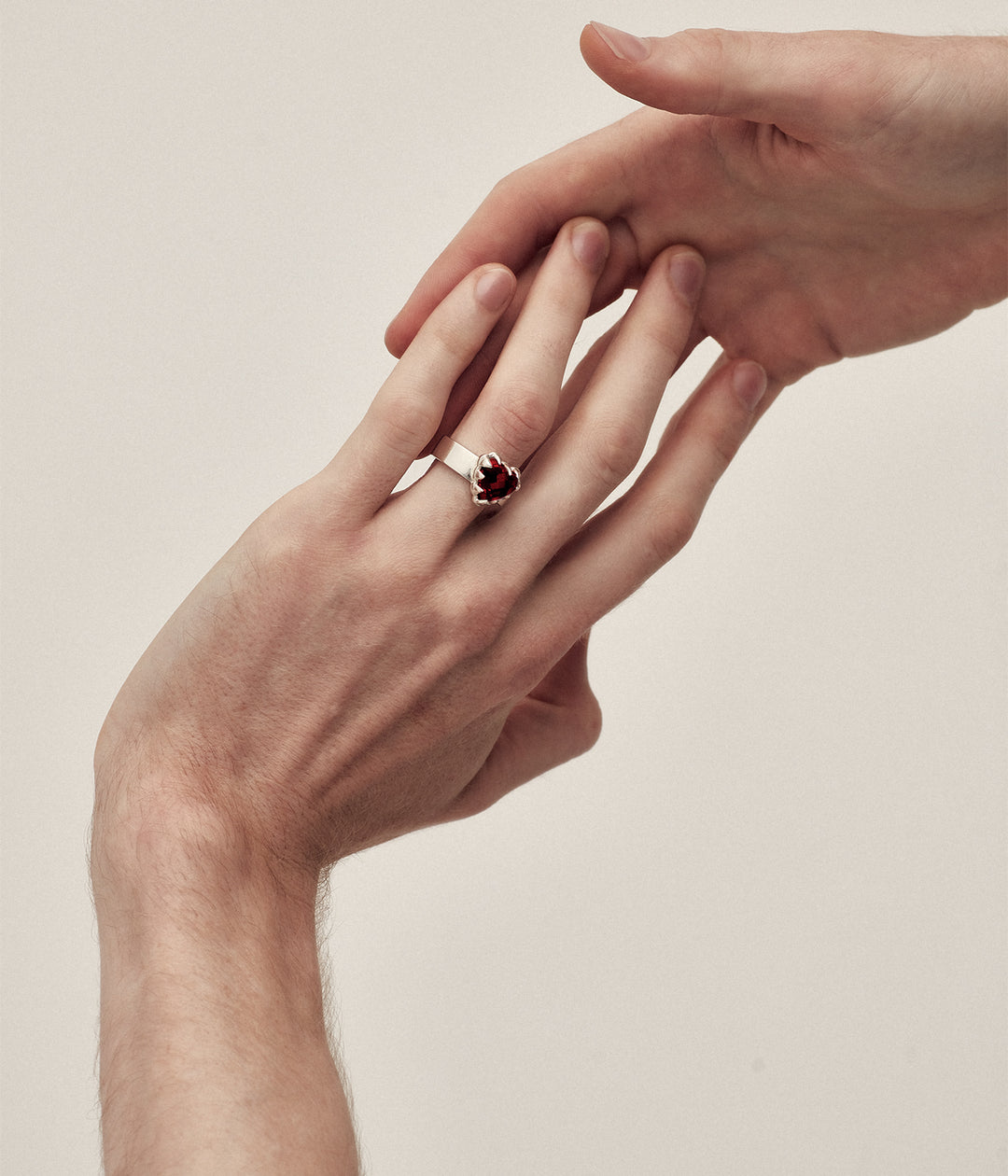 LOVE CLAW RING GARNET