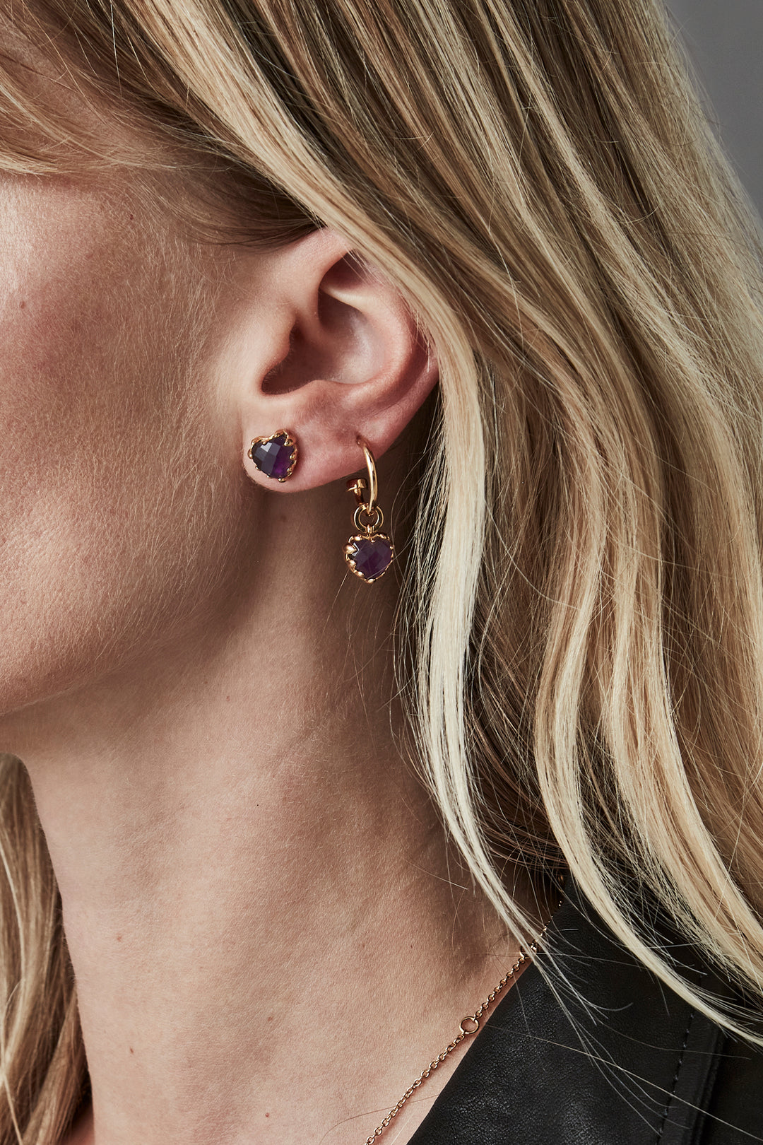 LOVE ANCHOR EARRING DARK AMETHYST GOLD PLATED