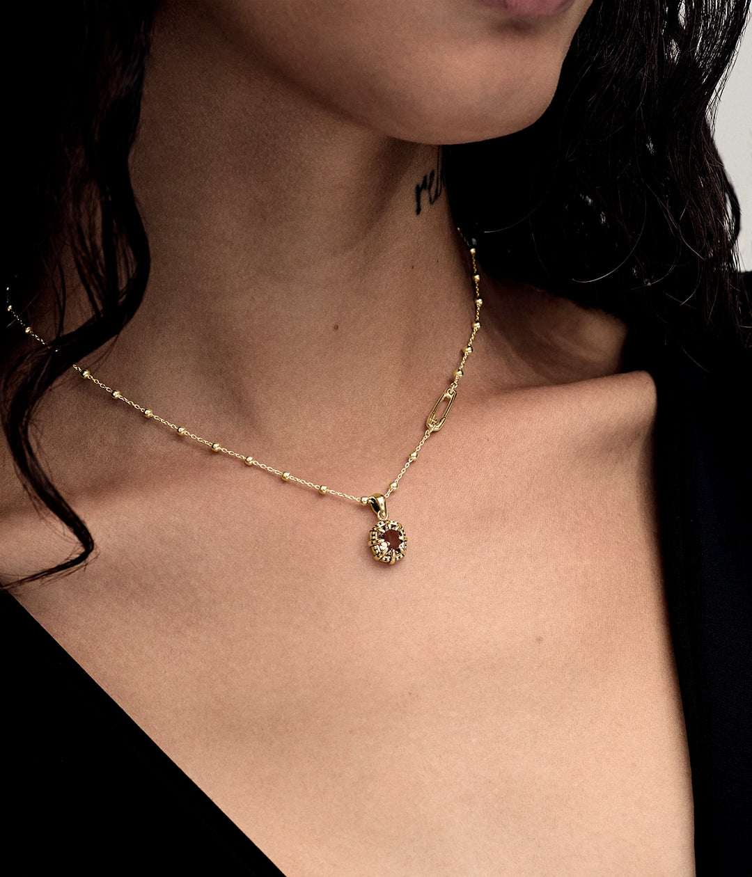 DAHLIA'S EMBRACE NECKLACE - 18K GOLD PLATED