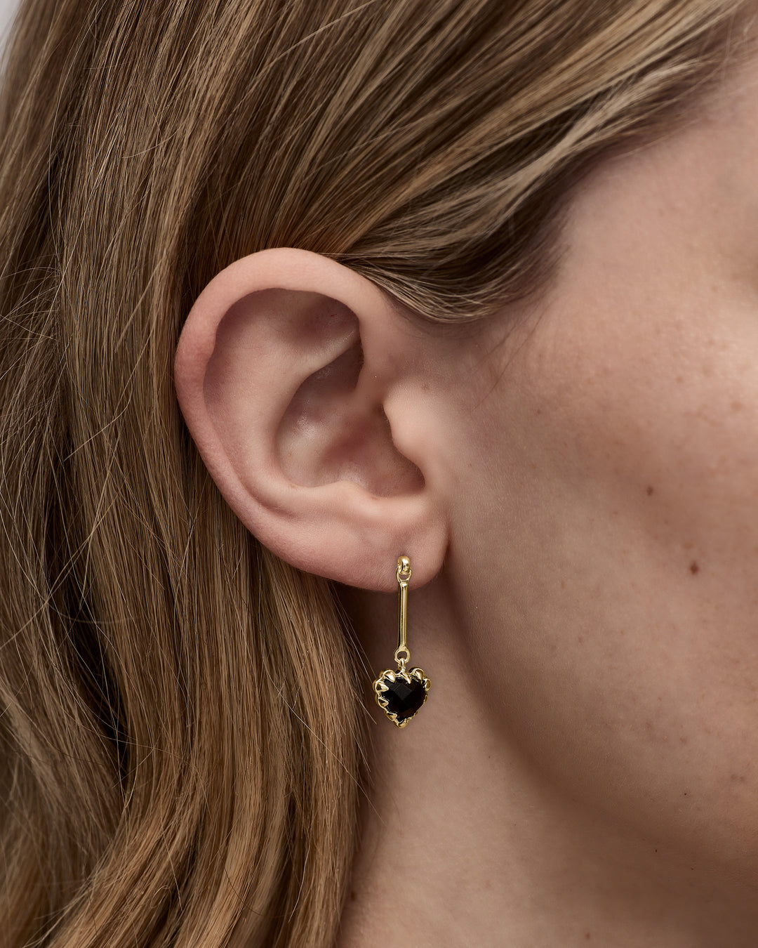 LOVE CLAW BAR EARRINGS - ONYX - 18K GOLD PLATED