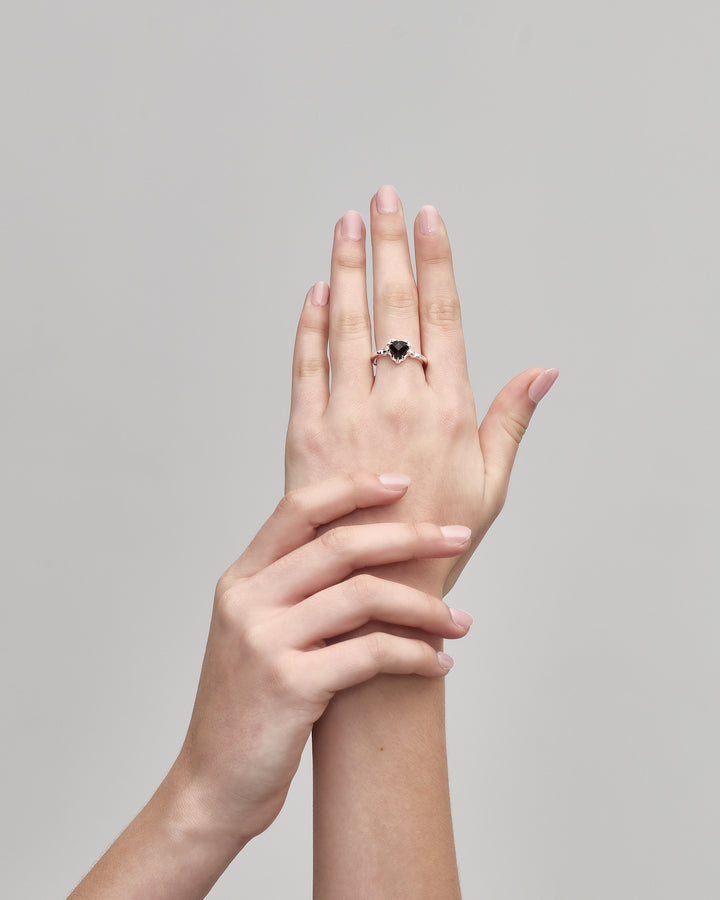 LOVE CLAW BAR RING - ONYX