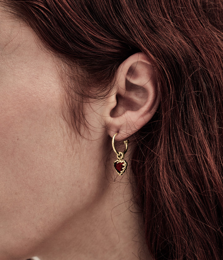 LOVE CLAW ANCHOR EARRINGS GARNET - GOLD PLATED