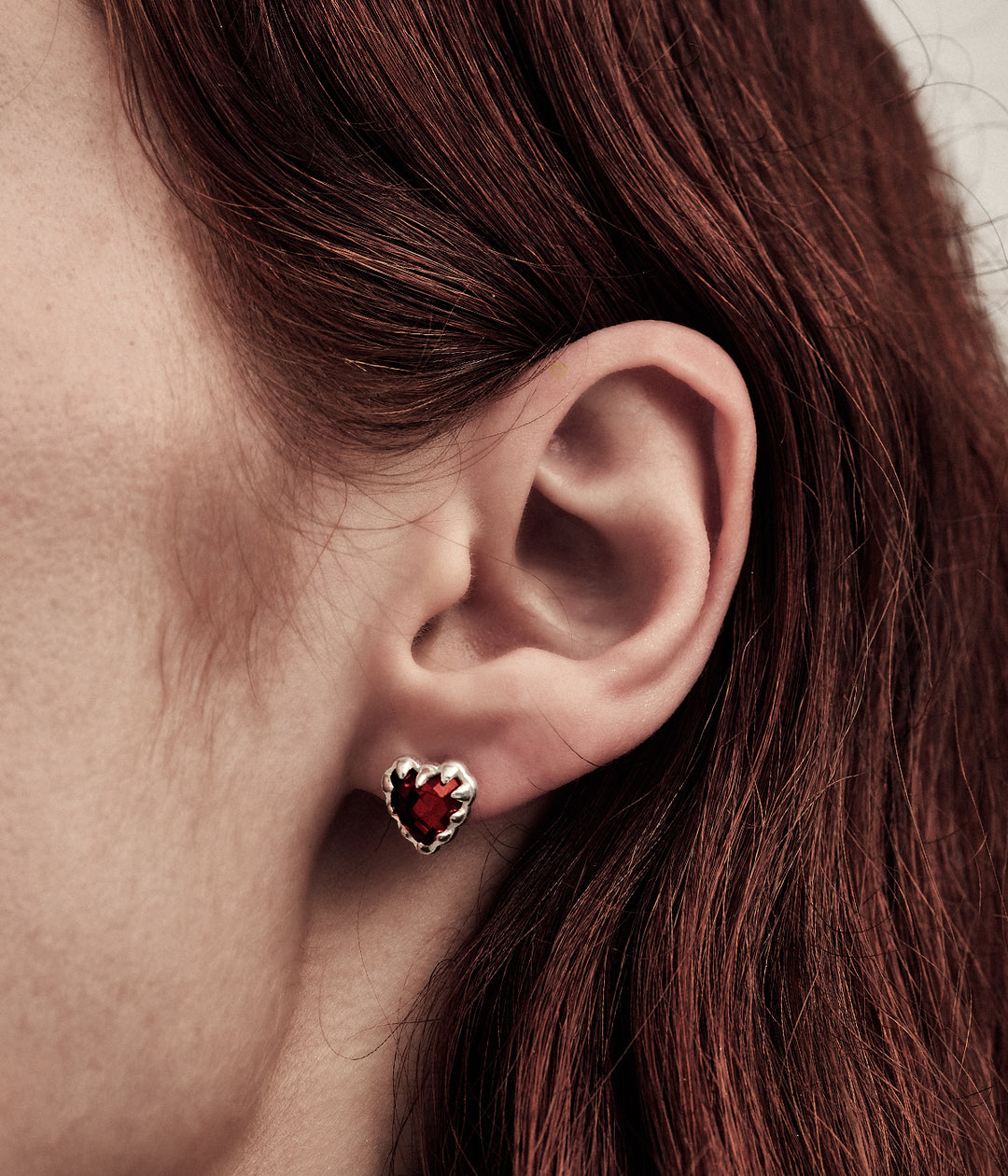 LOVE CLAW EARRINGS GARNET