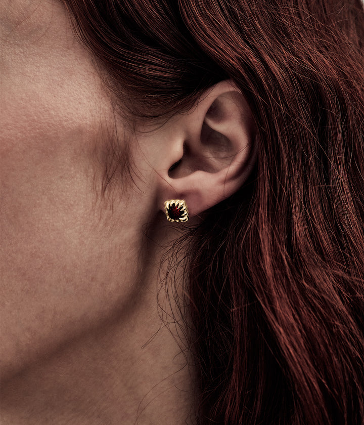 MINI CLAW STUDS GARNET - GOLD PLATED