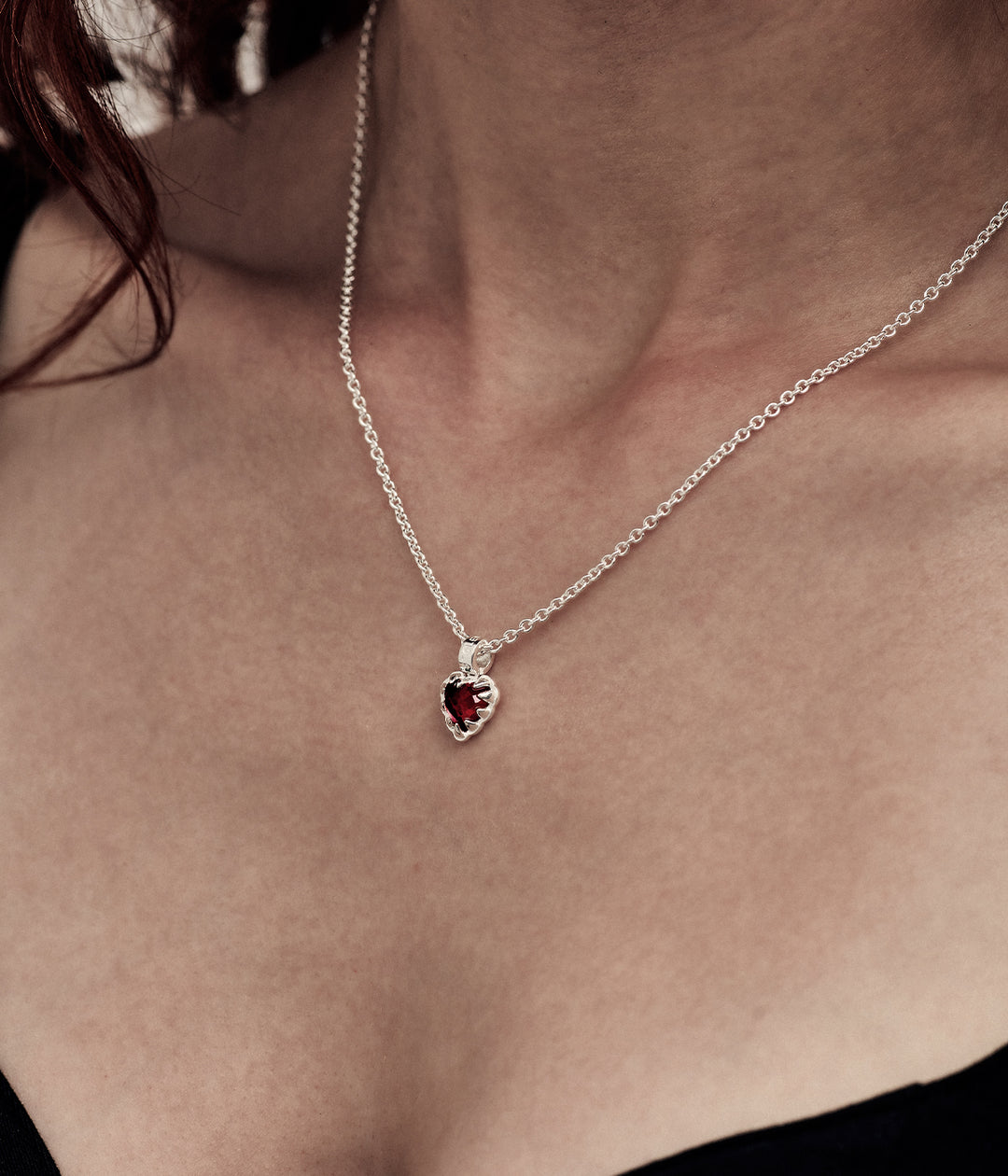 MINI LOVE CLAW NECKLACE GARNET