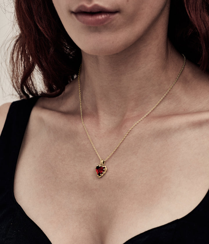LOVE CLAW NECKLACE GARNET - GOLD PLATED