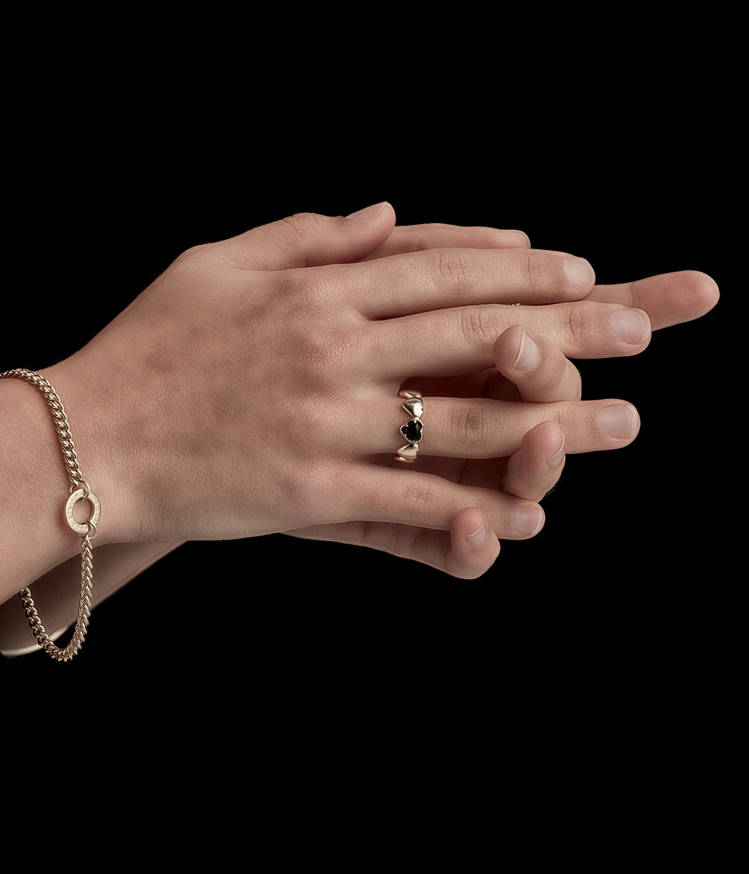 BAND OF HEARTS RING ONYX - 9K GOLD