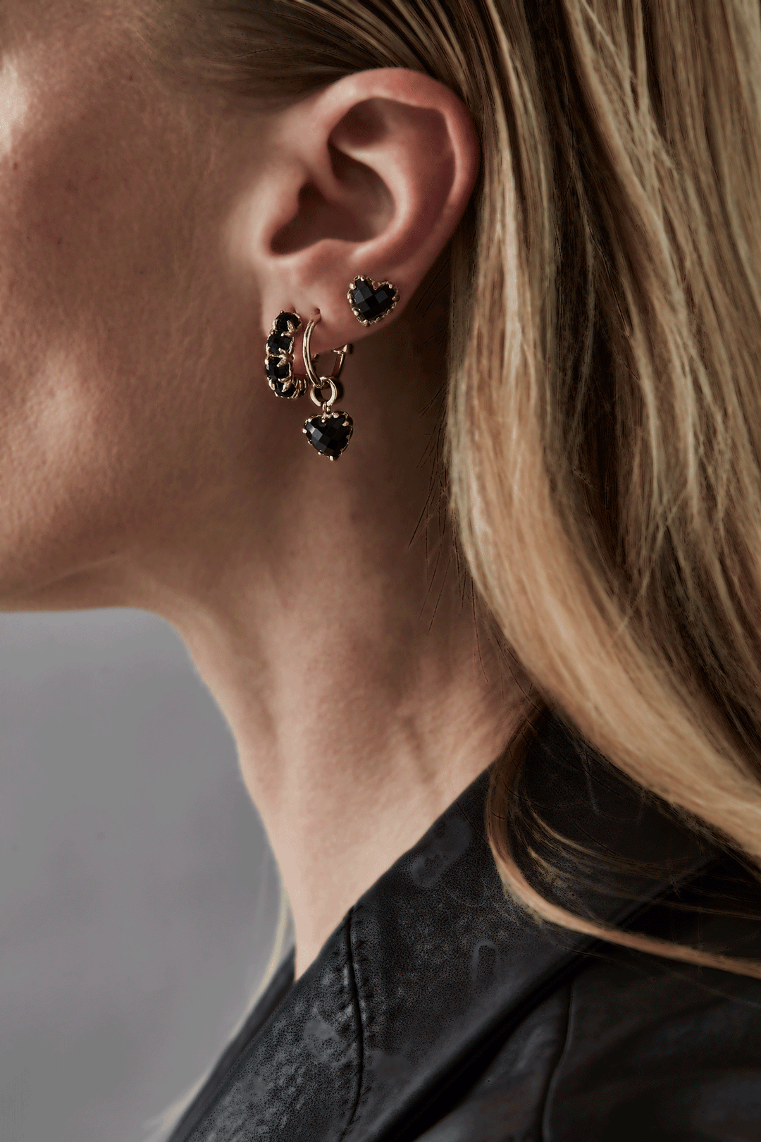 LOVE ANCHOR EARRING ONYX - GOLD PLATED