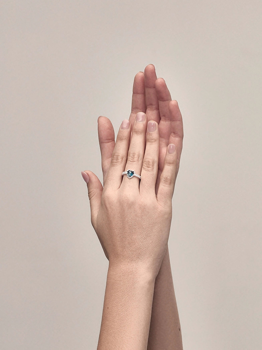 MINI LOVE CLAW RING - LONDON TOPAZ