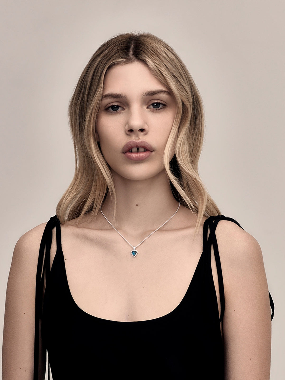 MINI LOVE CLAW NECKLACE - LONDON TOPAZ