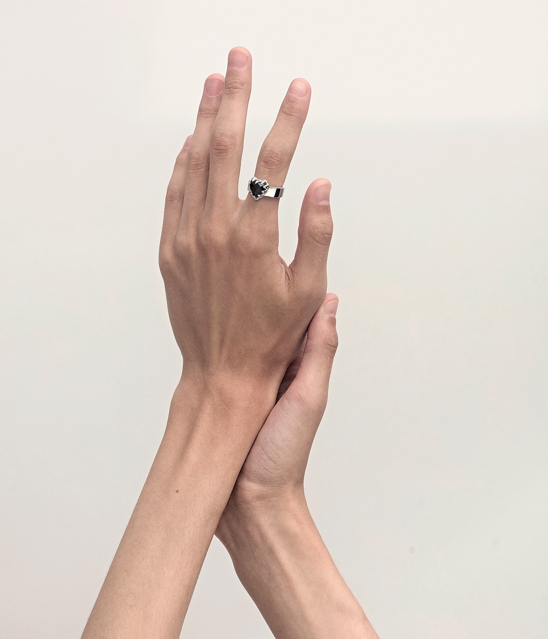 LOVE CLAW RING - ONYX