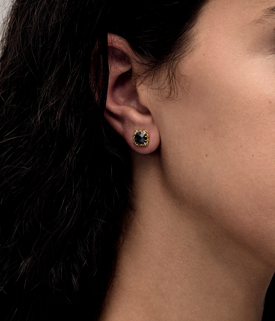 BABY CLAW STUDS ONYX GOLD PLATED